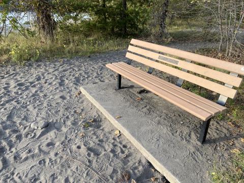 an example of a park bench with plaque attached